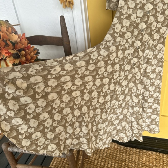 Floral silk dress! - Picture 4 of 5